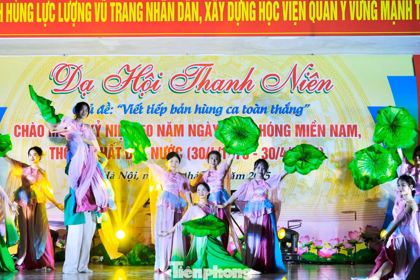 Những nữ sinh duyên dáng, uyển chuyển.