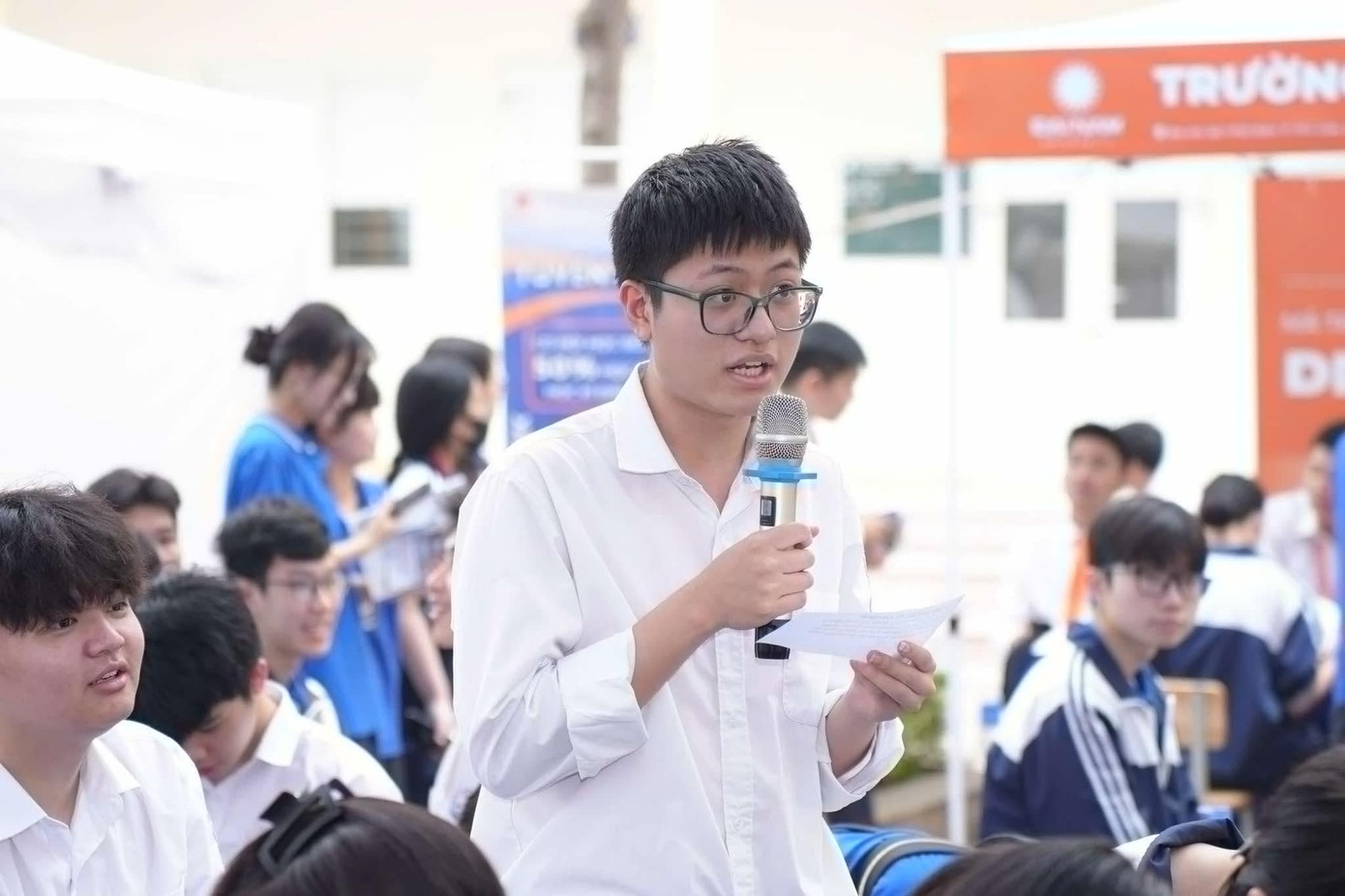 Học sinh đặt câu hỏi tới chuyên gia.