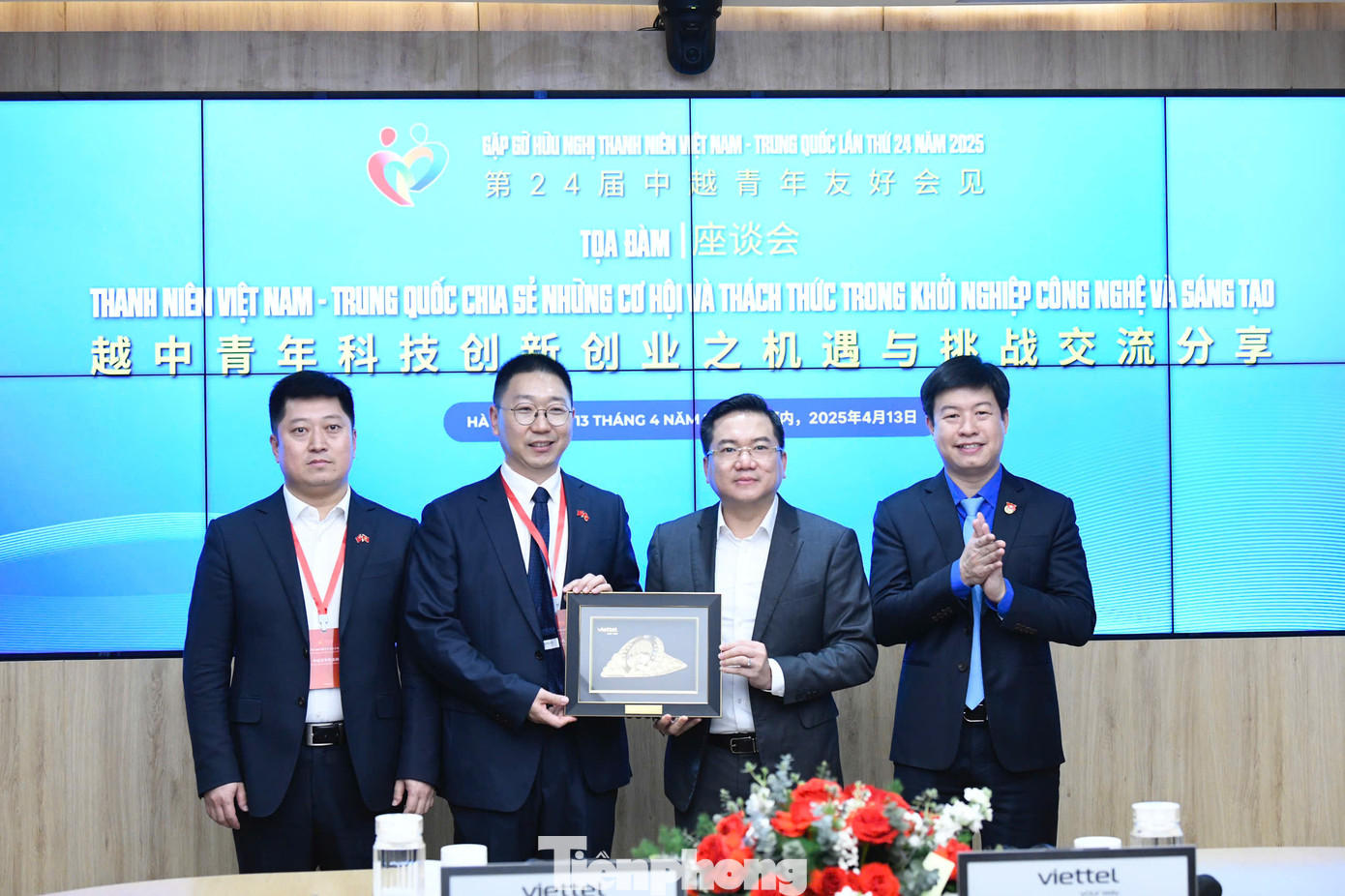 Đại diện thanh niên hai nước tặng quà lưu niệm trong khuôn khổ tọa đàm.