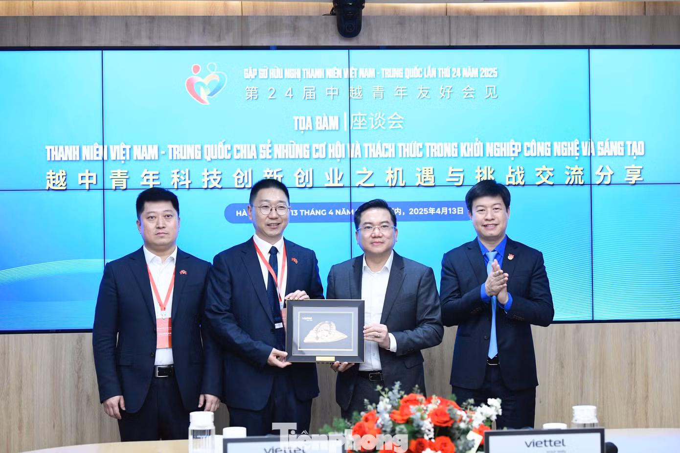 Đại diện thanh niên hai nước tặng quà lưu niệm trong khuôn khổ tọa đàm.
