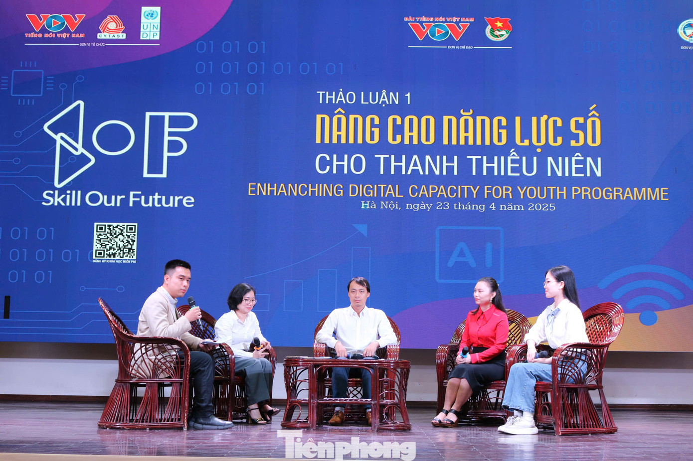 Tại chương trình, đã diễn ra 2 phiên thảo luận ngắn với chủ đề “Nâng cao năng lực số cho thanh thiếu niên” và “Thanh niên với khởi nghiệp và việc làm”.