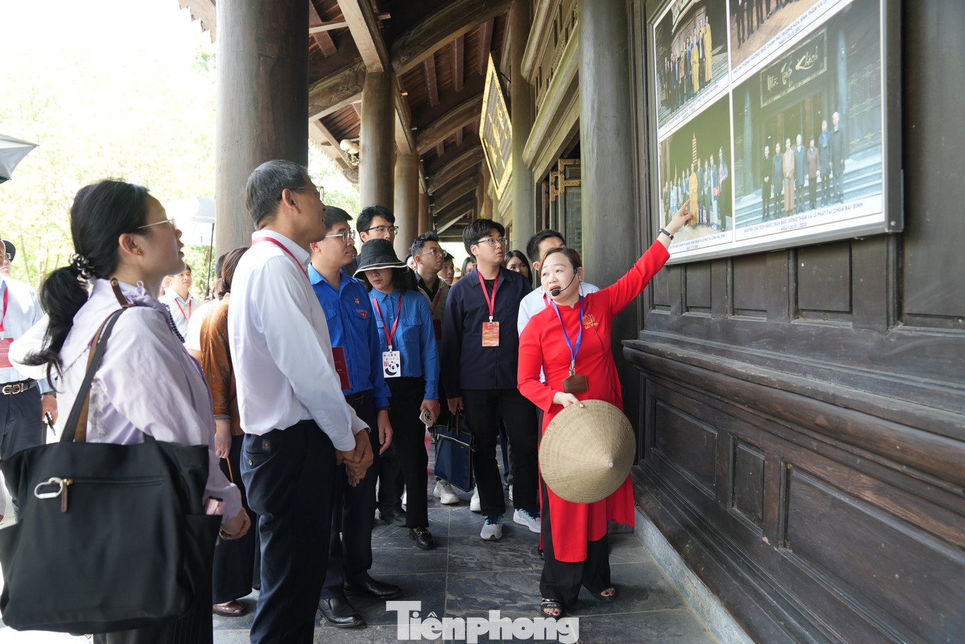 Các đại biểu được lắng nghe giới thiệu về lịch sử của chùa Bái Đính, nơi diễn ra nhiều sự kiện văn hóa, chính trị quan trọng của đất nước và từ lâu đã trở thành một điểm đến nổi tiếng thu hút hàng ngàn khách du lịch tới thăm, chiêm bái. Ảnh: Châu Linh