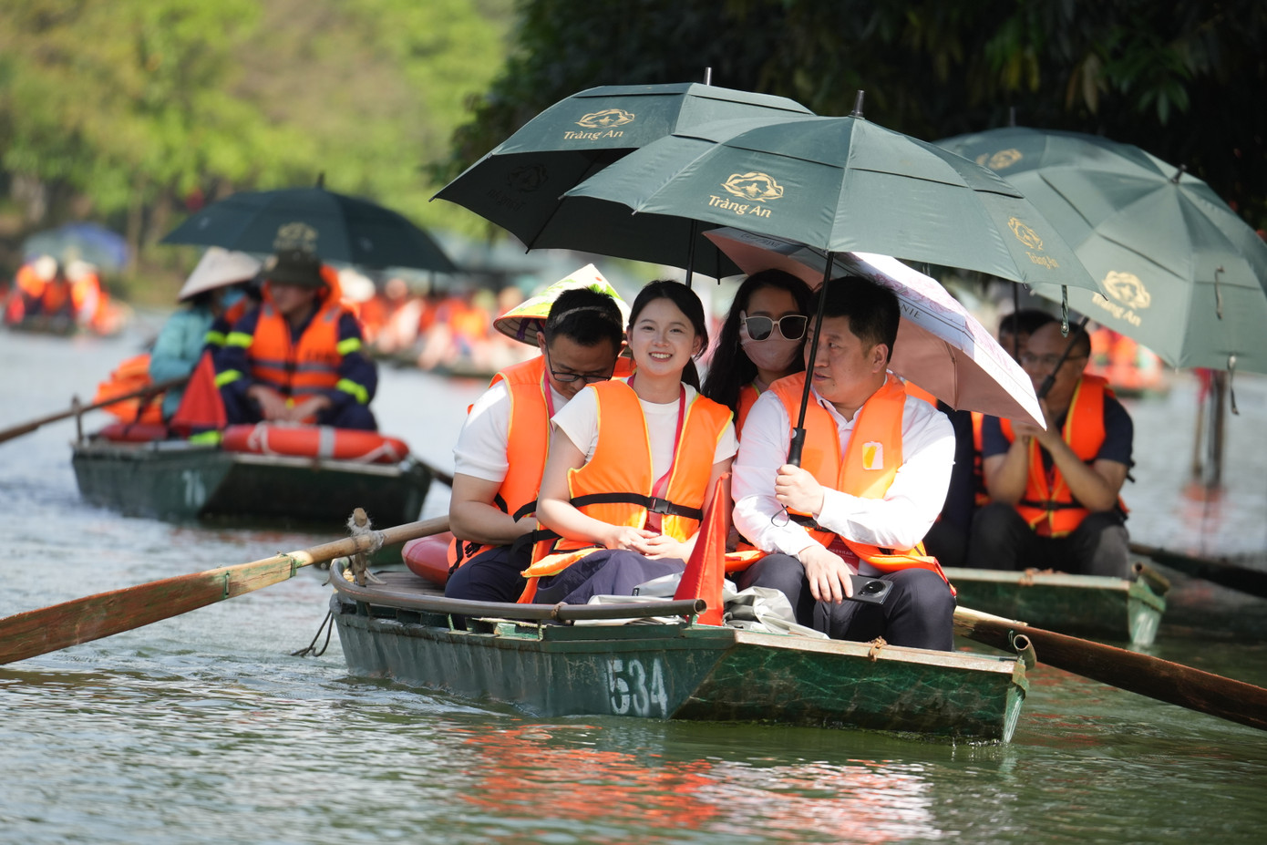 Quần thể danh thắng Tràng An đã được Ủy ban Di sản Thế giới thuộc Tổ chức Giáo dục, Khoa học và Văn hóa của Liên hợp quốc (UNESCO) công nhận là Di sản Văn hóa và Thiên nhiên thế giới vào năm 2014. Nơi đây còn bảo tồn và chứa đựng nhiều hệ sinh thái rừng ngập nước, rừng trên núi đá vôi, các di chỉ khảo cổ học và các di tích lịch sử văn hóa đặc sắc.