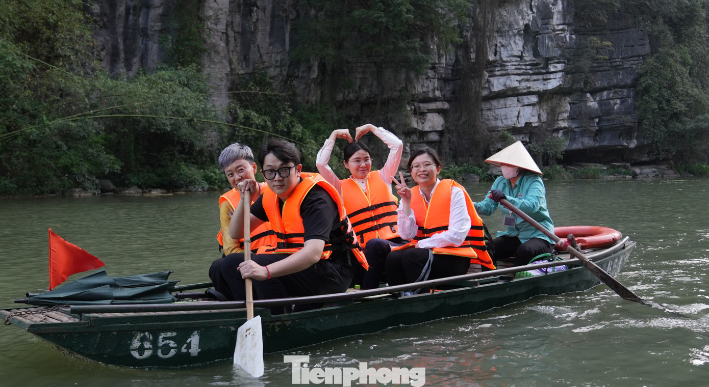 Đại biểu Trung Quốc bày tỏ sự mến mộ, cảm kích trước sự hiếu khách, nhiệt tình của người dân địa phương trong quá trình phục vụ, tiếp đón đại biểu và hướng dẫn tham quan danh thắng Tràng An.