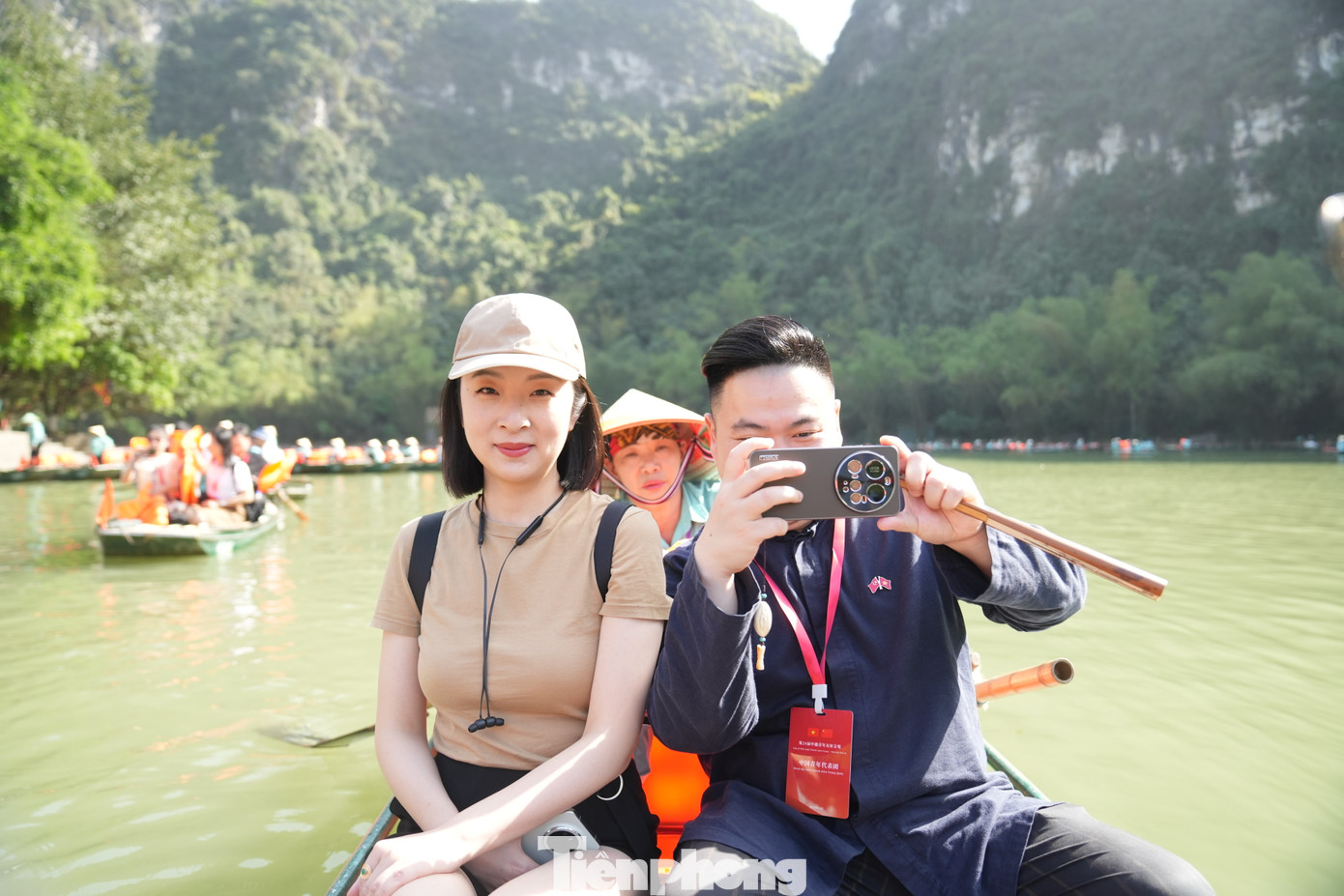 Các đại biểu thích thú chụp hình, khám phá vẻ đẹp thiên nhiên ở Quần thể danh thắng Tràng An. Nơi đây còn bao bọc khu rừng nguyên sinh đặc dụng Hoa Lư với hệ sinh thái đa dạng, phong phú, trong đó có những loài động vật quý hiếm như phượng hoàng đất, sáo, khướu, khỉ, trăn, đặc biệt là loài vượn yếm trắng, một loài có tên trong sách đỏ thế giới.