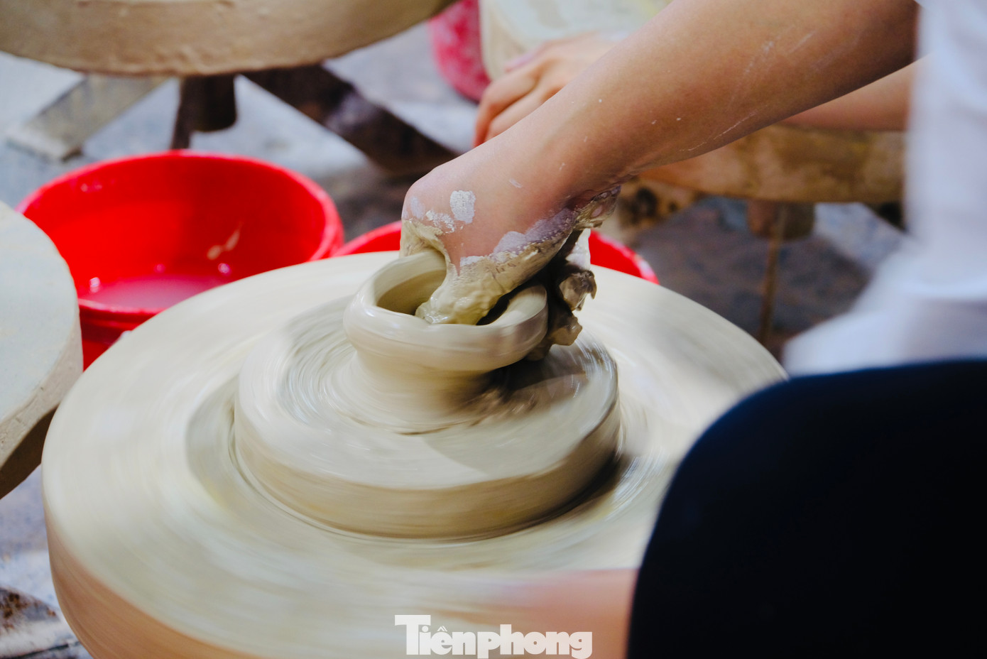 Các đại biểu tự nặn, vẽ gốm từ những vật dụng thô sơ nhất.