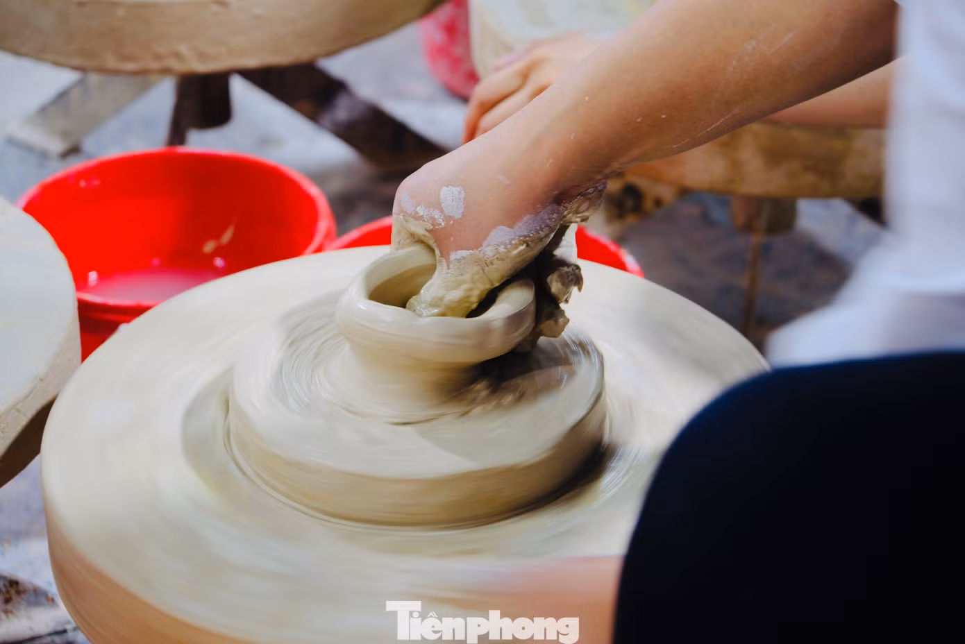 Các đại biểu tự nặn, vẽ gốm từ những vật dụng thô sơ nhất.