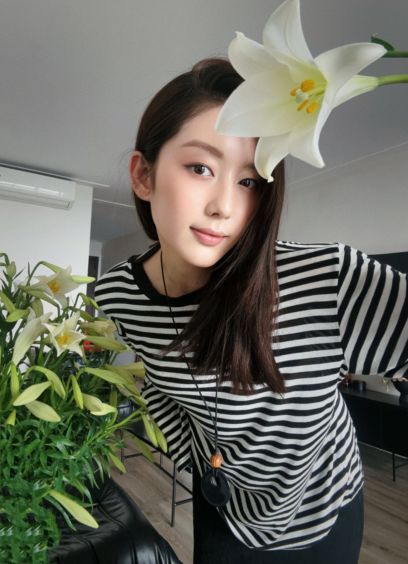 Hoa loa kèn thả bình tại nhà cũng được bạn trẻ "thả dáng" sống ảo. Ảnh: Ánh Ngọc