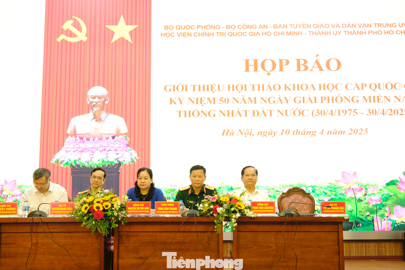 Đại biểu dự và chủ trì buổi họp báo.