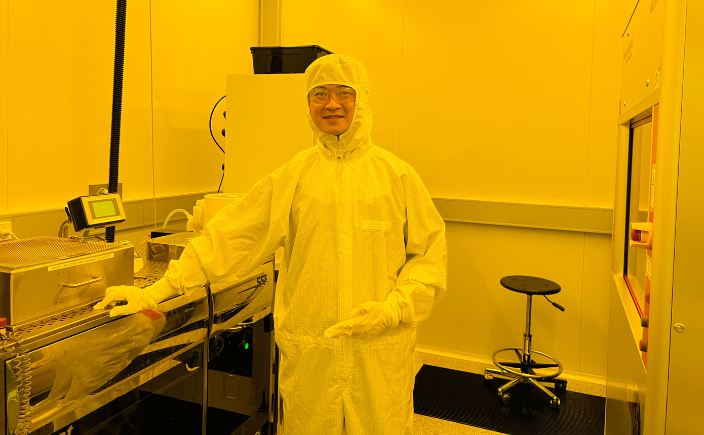 TS. Sang trong phòng thí nghiệm.