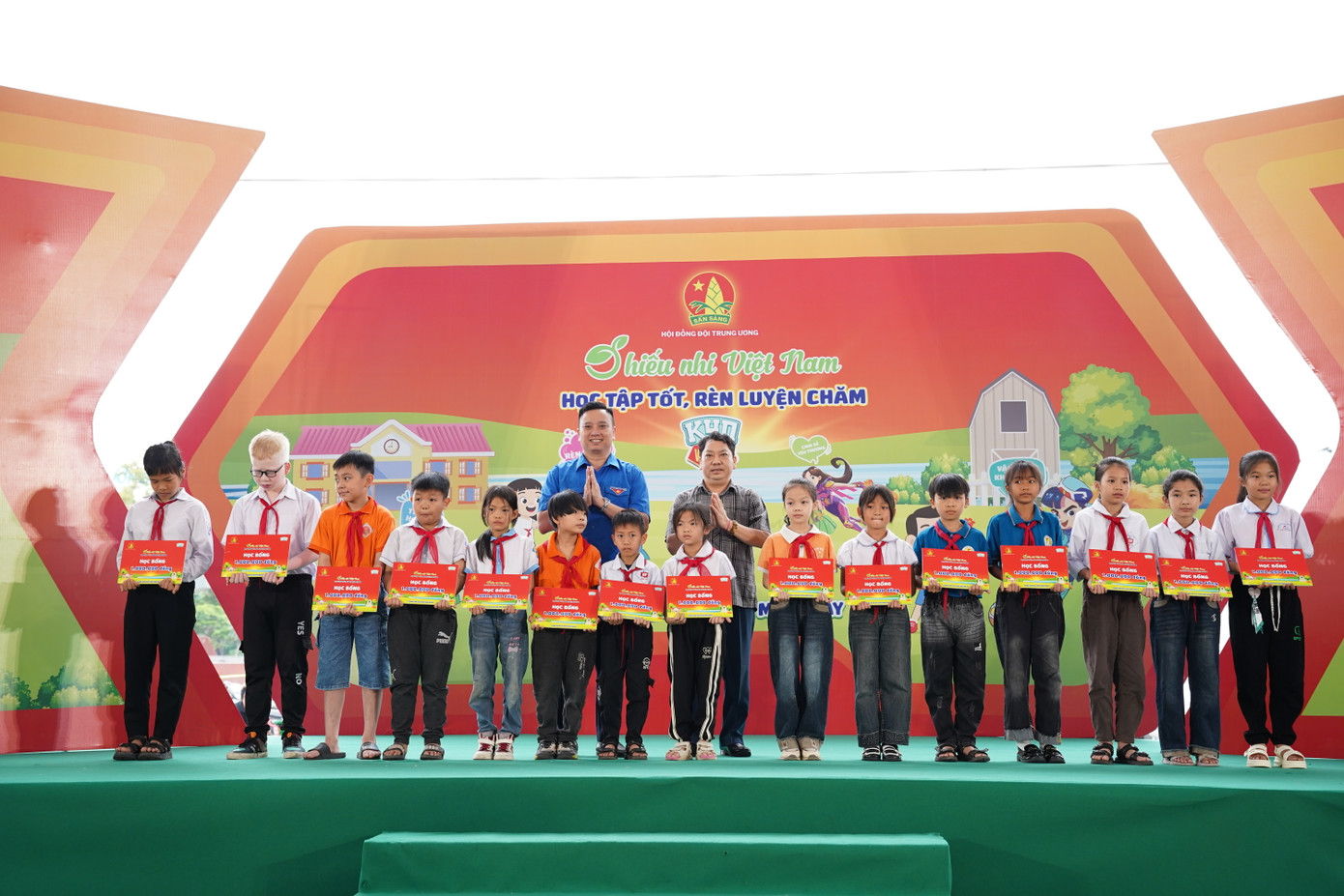 Hội đồng Đội Trung ương đã trao tặng 30 suất học bổng dành tặng các em thiếu nhi có hoàn cảnh khó khăn trên địa bàn. Hội đồng Đội Trung ương đã trao tặng 30 suất học bổng dành tặng các em thiếu nhi có hoàn cảnh khó khăn trên địa bàn.