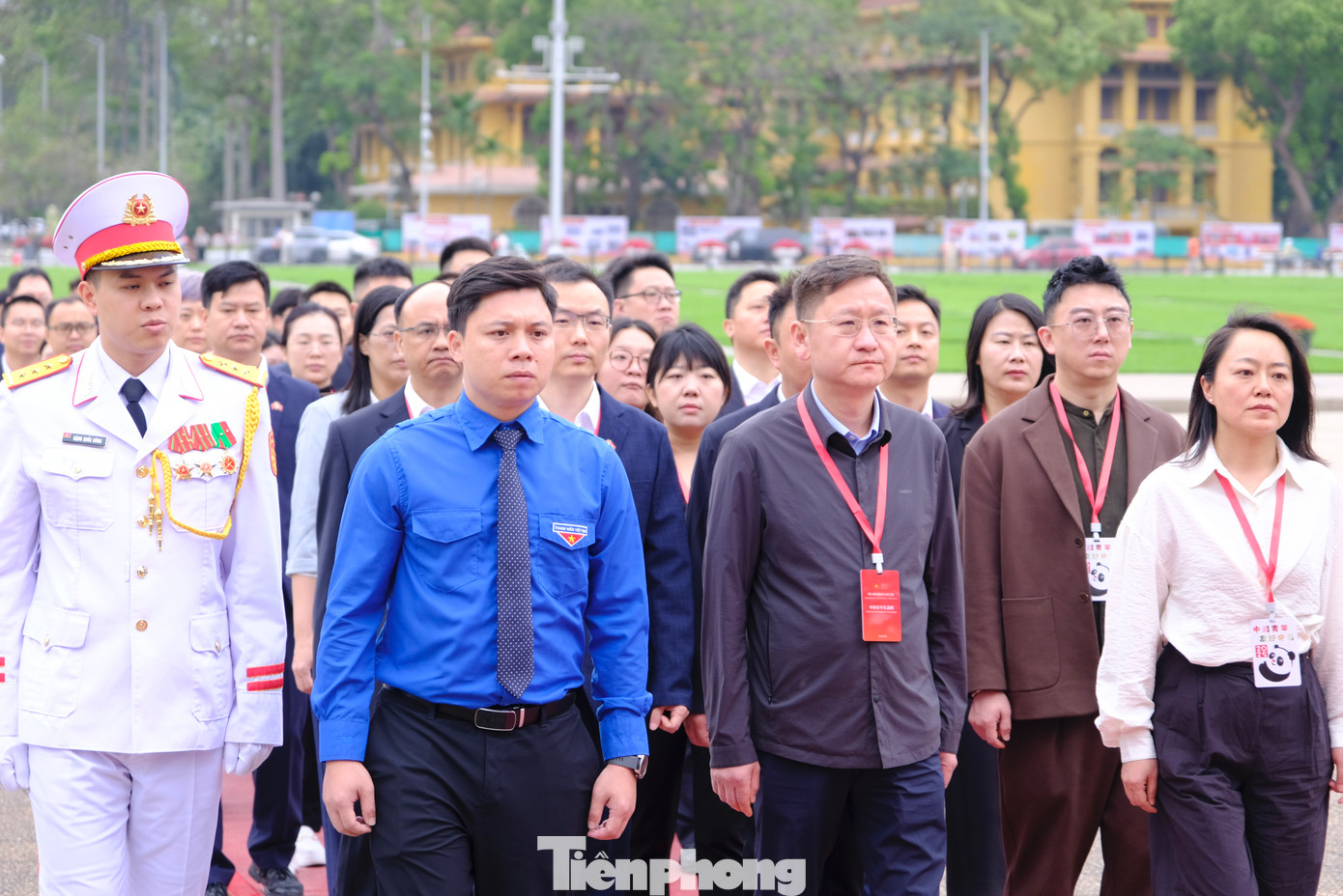 Anh Vũ Gia Dân - Phó Trưởng Ban Công tác Thiếu nhi T.Ư Đoàn dẫn đoàn đại biểu thanh niên Trung Quốc dâng hoa, vào Lăng viếng Chủ tịch Hồ Chí Minh. Ảnh: Châu Linh