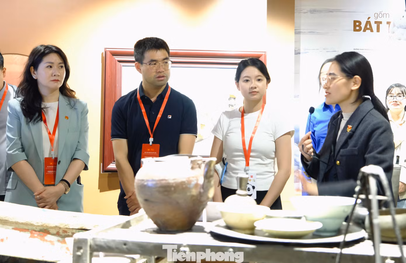 Các đại biểu tìm hiểu về nguồn gốc, chiêm ngưỡng đầy đủ các dòng men từ cổ đại đến hiện đại, cảm nhận sự thay đổi về màu sắc, hình dáng cũng như các họa tiết trang trí trên các sản phẩm gốm Bát Tràng. Ảnh: Châu Linh