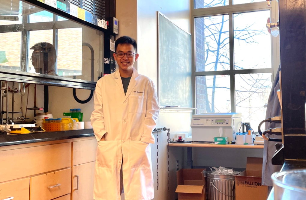 TS. Hào trong phòng thí nghiệm.