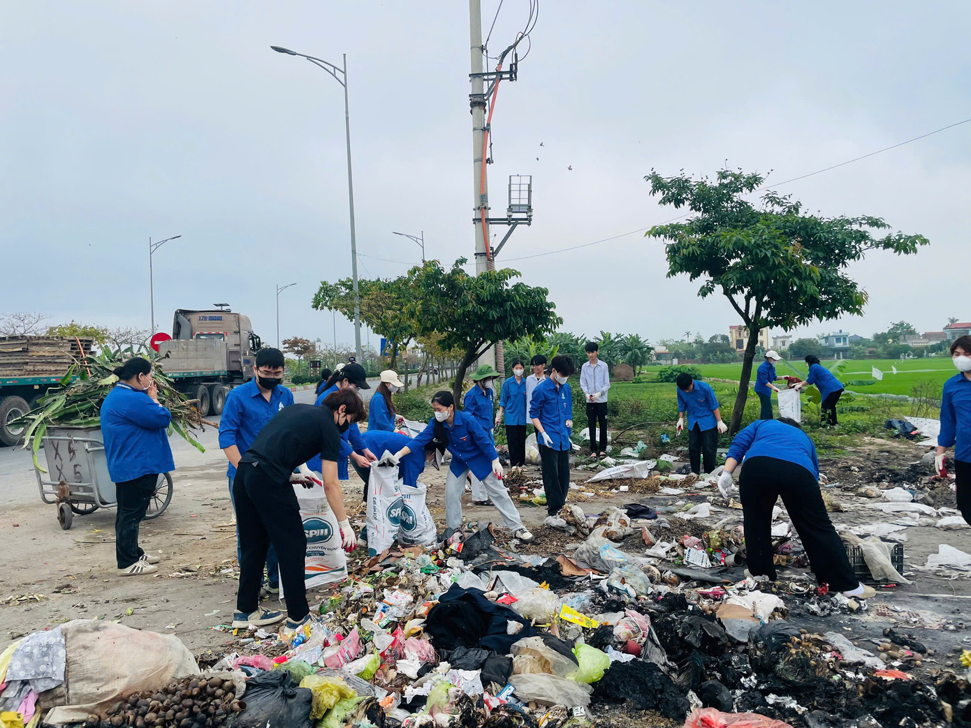 Chiến dịch “Earth day Việt Nam 2025” là chiến dịch nhặt rác với quy mô toàn quốc được tổ chức nhằm hưởng ứng Ngày Trái Đất 2025.