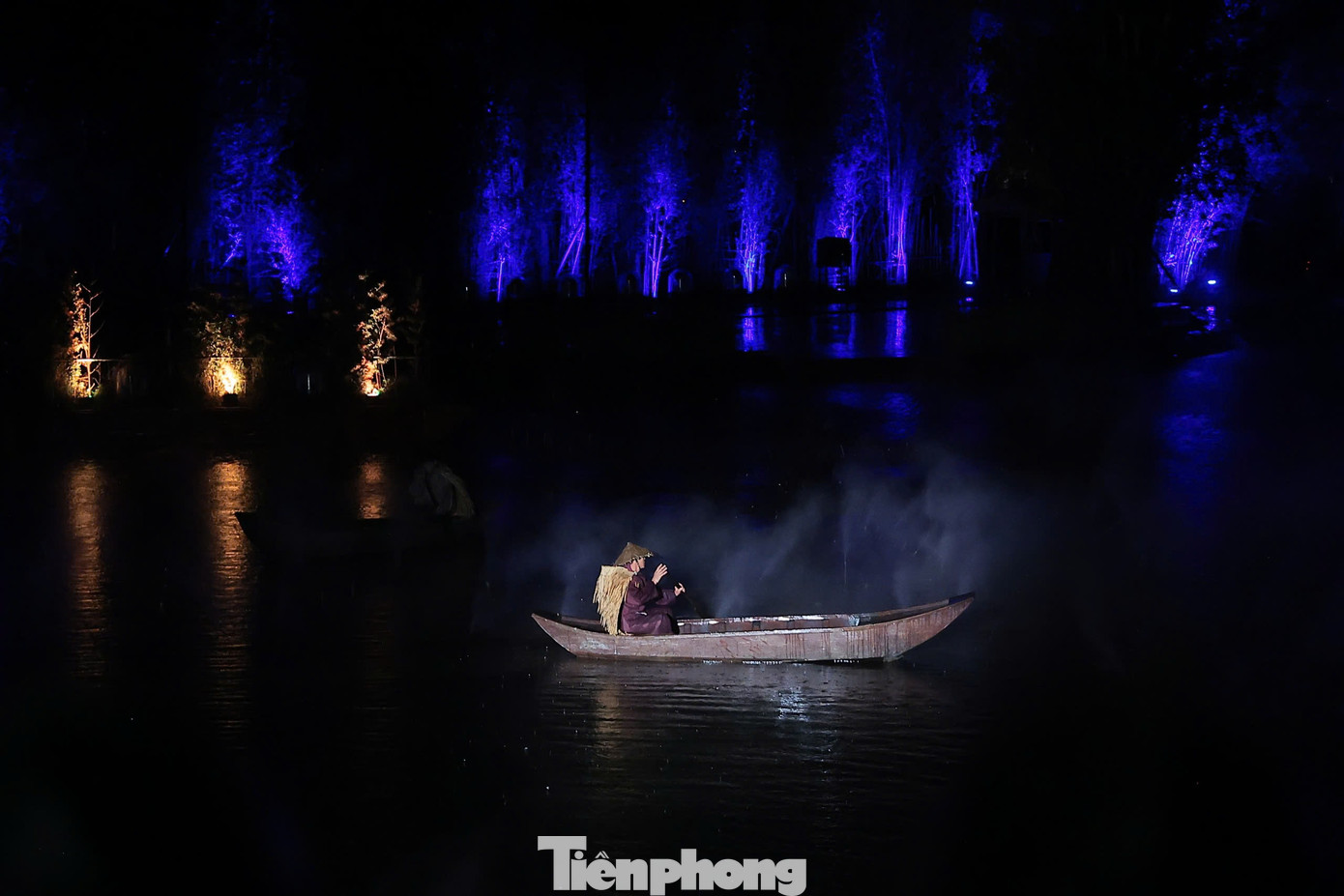 Vở diễn thực cảnh Tinh hoa Bắc Bộ diễn ra trên sân khấu mặt hồ rộng 4.300m2, dựa lưng vào ngọn núi Chùa Thầy. Toàn bộ màn trình diễn là sự tổng hòa của các yếu tố hình ảnh, hiệu ứng âm thanh, kết hợp mềm mại với vũ đạo, nhào lộn, múa rối… tái hiện những truyền thuyết và văn hóa dân gian Việt Nam một cách chân thực. Vở diễn được chia làm sáu phần: Thi ca, Cõi Phật, Hoài cổ, Nhạc họa, An vui và Ngày hội. Mỗi phần thể hiện văn hóa, tín ngưỡng, tinh thần của người Việt trong lao động, học vấn, tri thức, hội làng cùng các lĩnh vực nghệ thuật như điêu khắc, kiến trúc. Vở diễn thực cảnh Tinh hoa Bắc Bộ diễn ra trên sân khấu mặt hồ rộng 4.300m2, dựa lưng vào ngọn núi Chùa Thầy. Toàn bộ màn trình diễn là sự tổng hòa của các yếu tố hình ảnh, hiệu ứng âm thanh, kết hợp mềm mại với vũ đạo, nhào lộn, múa rối… tái hiện những truyền thuyết và văn hóa dân gian Việt Nam một cách chân thực. Vở diễn được chia làm sáu phần: Thi ca, Cõi Phật, Hoài cổ, Nhạc họa, An vui và Ngày hội. Mỗi phần thể hiện văn hóa, tín ngưỡng, tinh thần của người Việt trong lao động, học vấn, tri thức, hội làng cùng các lĩnh vực nghệ thuật như điêu khắc, kiến trúc.