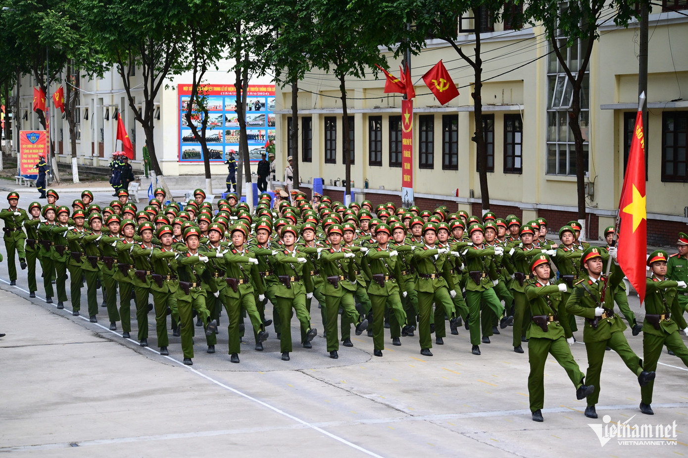 Những chiến sĩ khối nam sĩ quan Công an TPHCM tập luyện cho lễ diễu hành ngày 30/4. Ảnh: Nguyễn Huế Những chiến sĩ khối nam sĩ quan Công an TPHCM tập luyện cho lễ diễu hành ngày 30/4. Ảnh: Nguyễn Huế