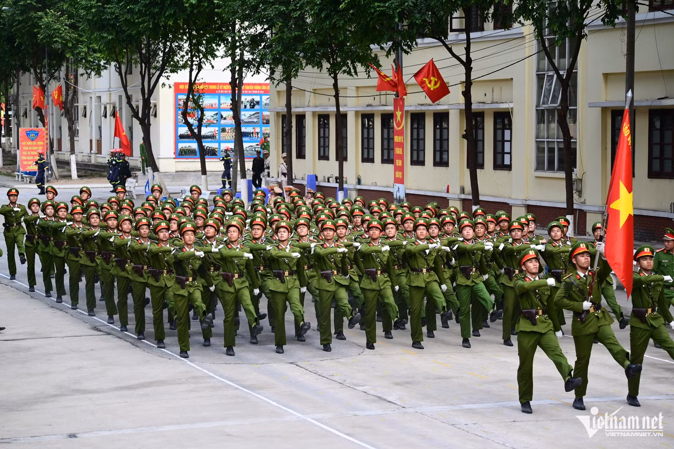 Những chiến sĩ khối nam sĩ quan Công an TPHCM tập luyện cho lễ diễu hành ngày 30/4. Ảnh: Nguyễn Huế Những chiến sĩ khối nam sĩ quan Công an TPHCM tập luyện cho lễ diễu hành ngày 30/4. Ảnh: Nguyễn Huế