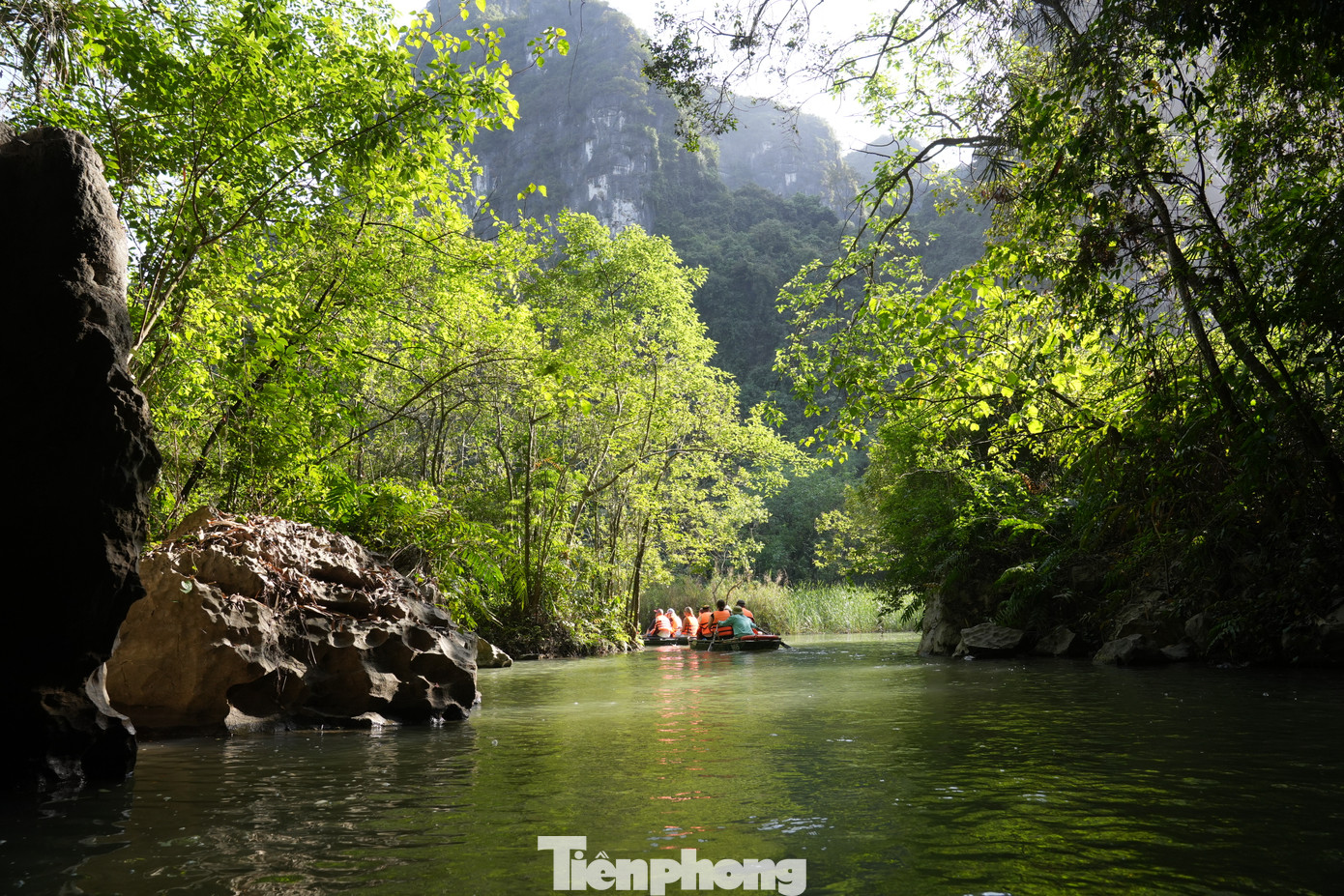 Chị Phiên cảm nhận, cảnh sắc ở đây rất đẹp, núi non và sông nước đều trong lành, các cảnh quan như một bức tranh, mỗi ngọn núi đều rất đặc biệt, đặc biệt là loại thuyền lướt trên sông. &quot;Những người bạn trẻ, tình nguyện viên ở Việt Nam rất nhiệt tình và thân thiện. Họ rất chu đáo trong quá trình phục vụ và sẽ chủ động giới thiệu một số nét văn hóa của Việt Nam cho chúng tôi, để chúng tôi có thể hiểu rõ hơn về Việt Nam&quot;, chị Phiên nói.