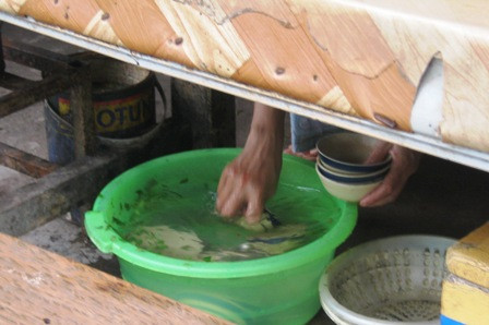 Mỗi ngày trung bình quán bán 3 nồi phá lẩu lớn, tính sơ sơ cả ngàn lượt chén được rửa qua chiếc chậu nhỏ này. Mỗi ngày trung bình quán bán 3 nồi phá lẩu lớn, tính sơ sơ cả ngàn lượt chén được rửa qua chiếc chậu nhỏ này