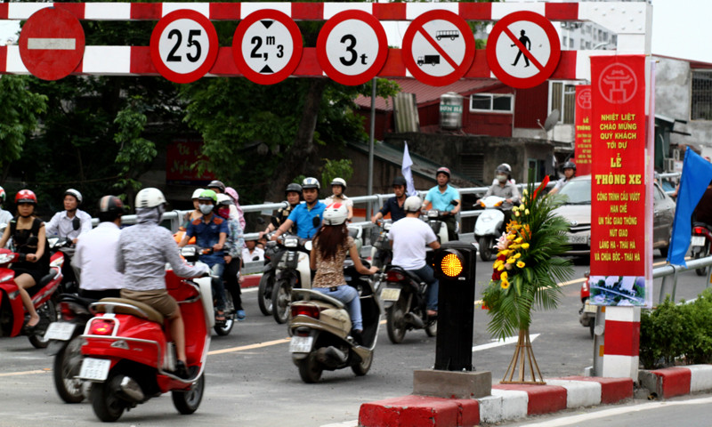 Cây cầu vượt thép ở hai nút giao thông Tây Sơn - Thái Hà và Láng Hạ - Huỳnh Thúc Kháng dành cho xe ô tô, xe máy chính thức hoạt động