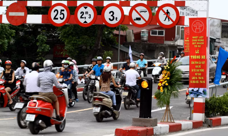 Cây cầu vượt thép ở hai nút giao thông Tây Sơn - Thái Hà và Láng Hạ - Huỳnh Thúc Kháng dành cho xe ô tô, xe máy chính thức hoạt động