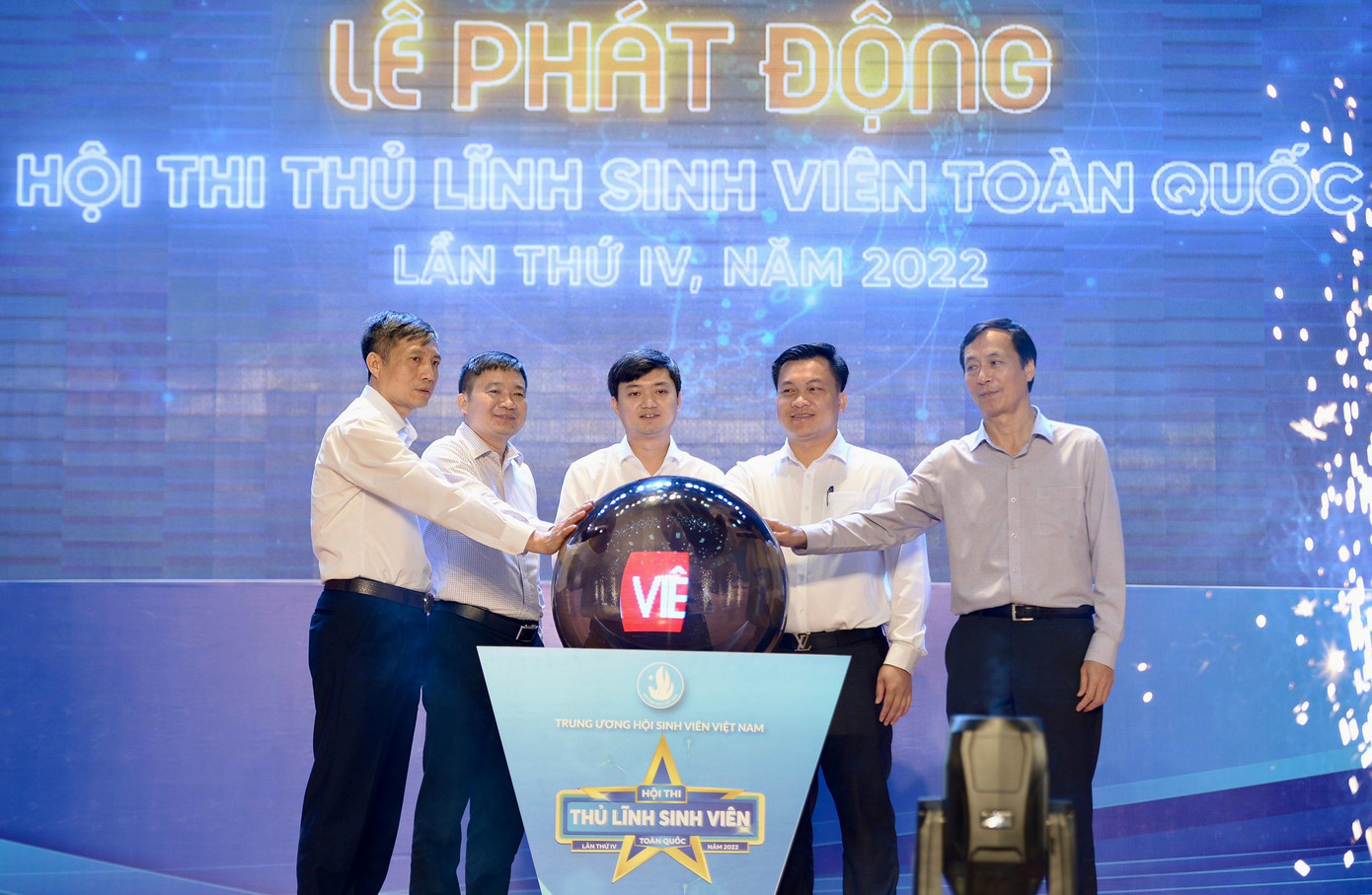 Các đại biểu khởi động Hội thi “Thủ lĩnh sinh viên” toàn quốc lần thứ IV năm 2022. Ảnh: Dương Triều Các đại biểu khởi động Hội thi “Thủ lĩnh sinh viên” toàn quốc lần thứ IV năm 2022. Ảnh: Dương Triều