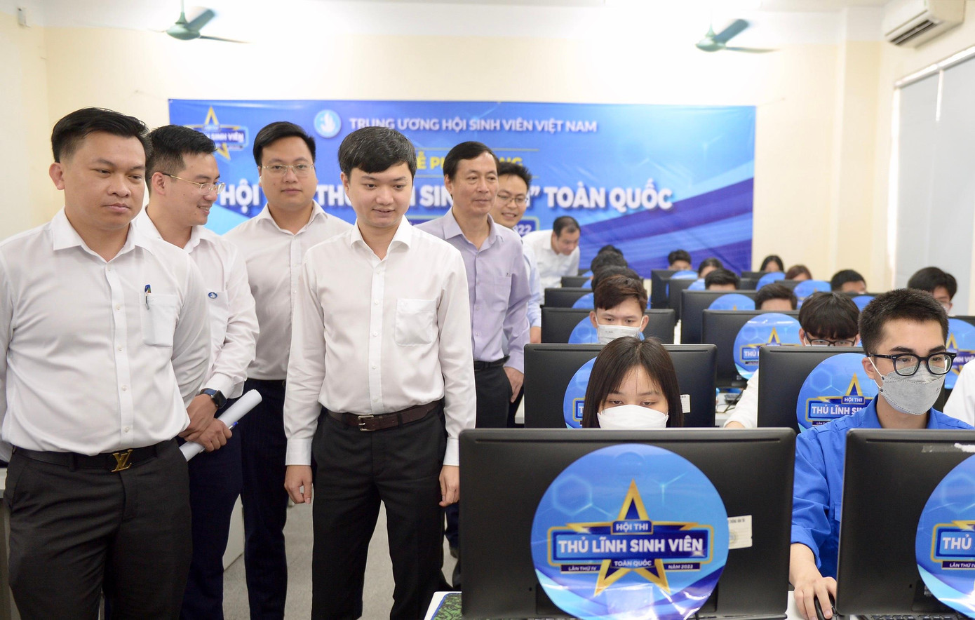 Các đại biểu thăm, động viên những thí sinh đầu tiên tham gia Hội thi “Thủ lĩnh sinh viên” toàn quốc lần thứ IV năm 2022. Ảnh: Dương Triều Các đại biểu thăm, động viên những thí sinh đầu tiên tham gia Hội thi “Thủ lĩnh sinh viên” toàn quốc lần thứ IV năm 2022. Ảnh: Dương Triều