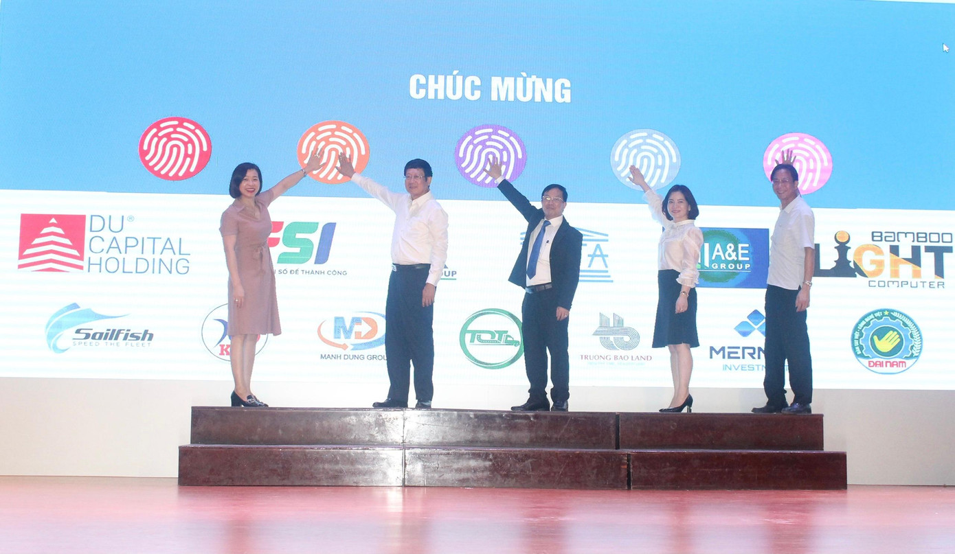 BTC thực hiện nghi thức phát động cuộc thi viết “Vượt lên số phận” lần thứ V. BTC thực hiện nghi thức phát động cuộc thi viết “Vượt lên số phận” lần thứ V.