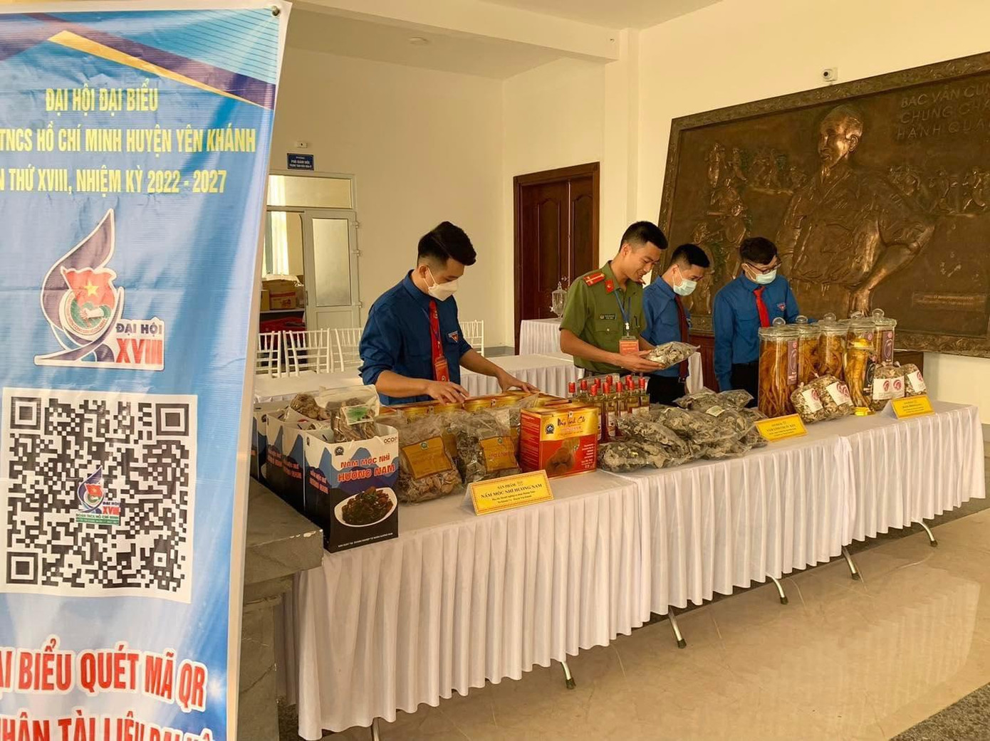 Những sản phẩm đặc sản quê hương do thanh niên Yên Khánh sản xuất được trưng bày tại Đại hội