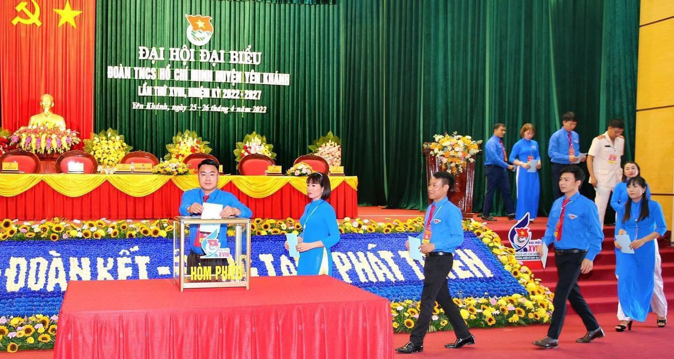 Các đại biểu bỏ phiếu tại Đại hội