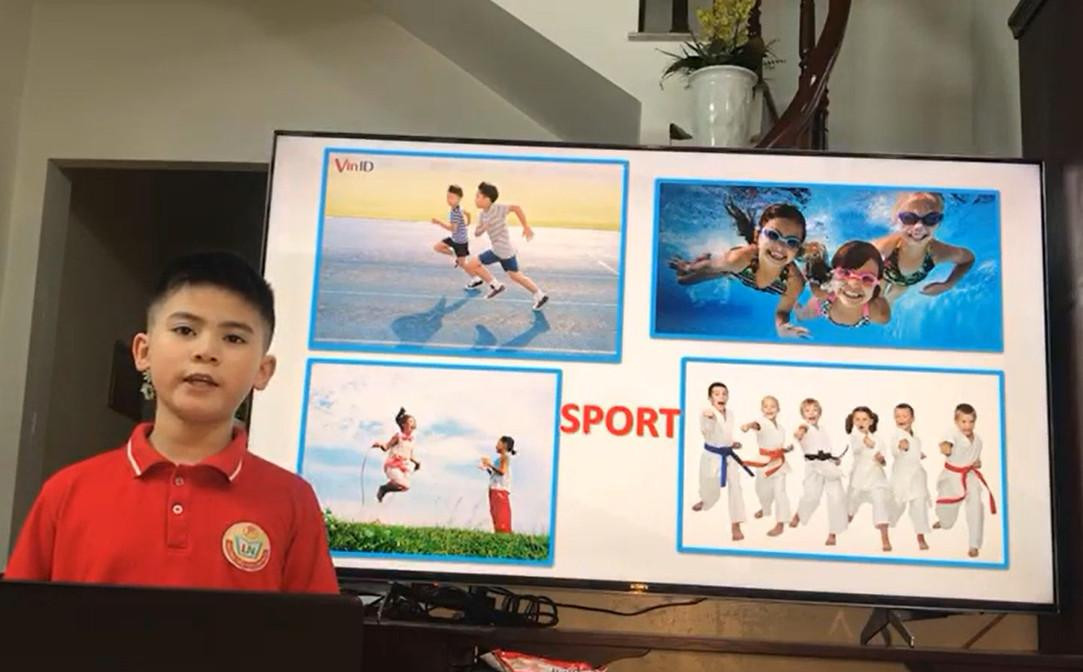 Thí sinh thi hùng biện tiếng Anh ở vòng 1 của cuộc thi. Thí sinh thi hùng biện tiếng Anh ở vòng 1 của cuộc thi.