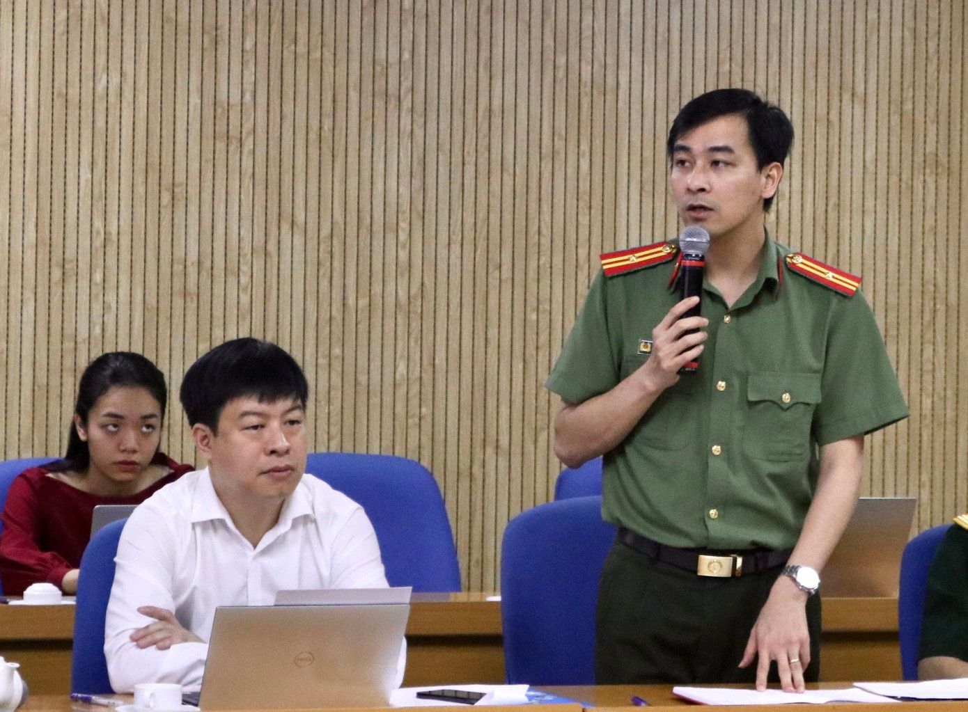 Các đại biểu trao đổi tại Hội nghị