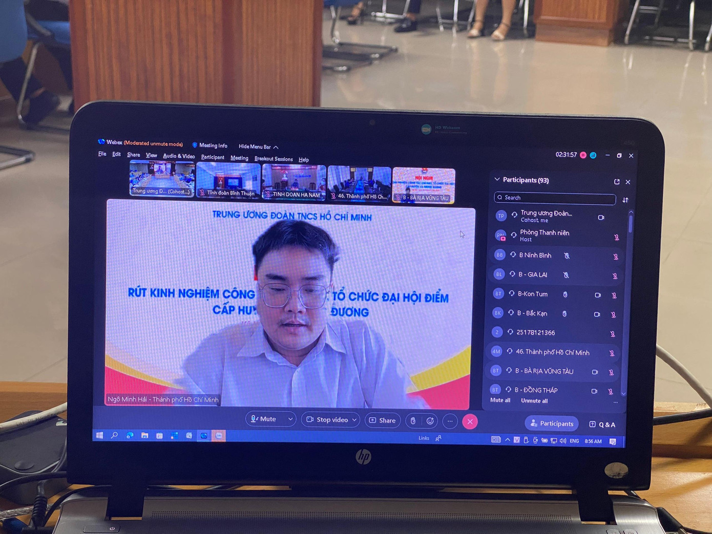 Các đại biểu trao đổi tại Hội nghị