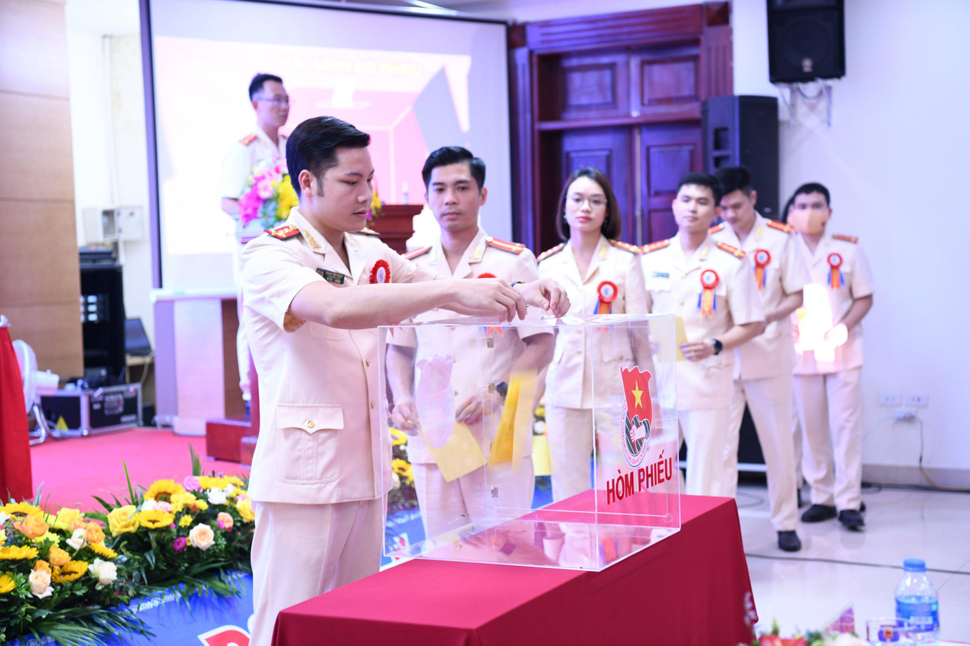 Các đại biểu Đoàn TNCS Hồ Chí Minh Cục Cảnh sát Giao thông bỏ phiếu bầu tại Đại hội.