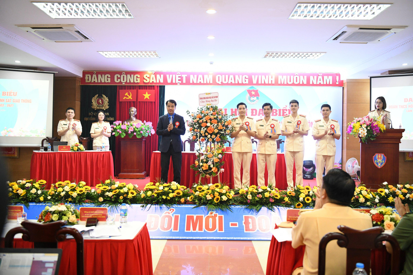 Anh Ngô Văn Cương, Bí thư T.Ư Đoàn tặng hoa chúc mừng Đại hội