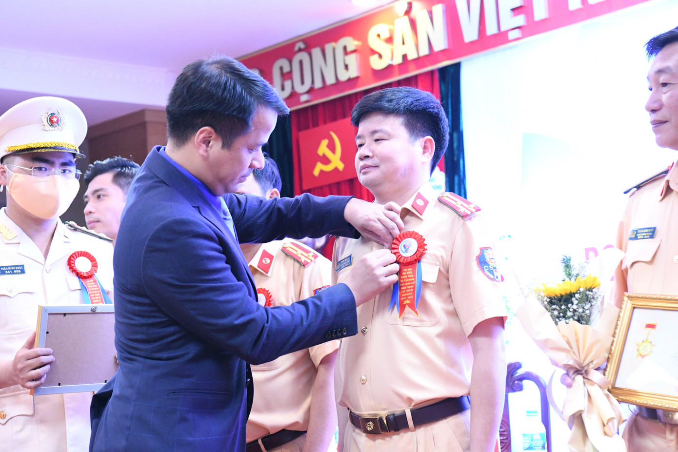 Bí thư T.Ư Đoàn Ngô Văn Cương đã trao tặng Kỷ niệm chương Vì thế hệ trẻ cho các đồng chí lãnh đạo, chỉ huy, cán bộ Đoàn có nhiều đóng góp trong công tác giáo dục, bồi dưỡng thế hệ trẻ.