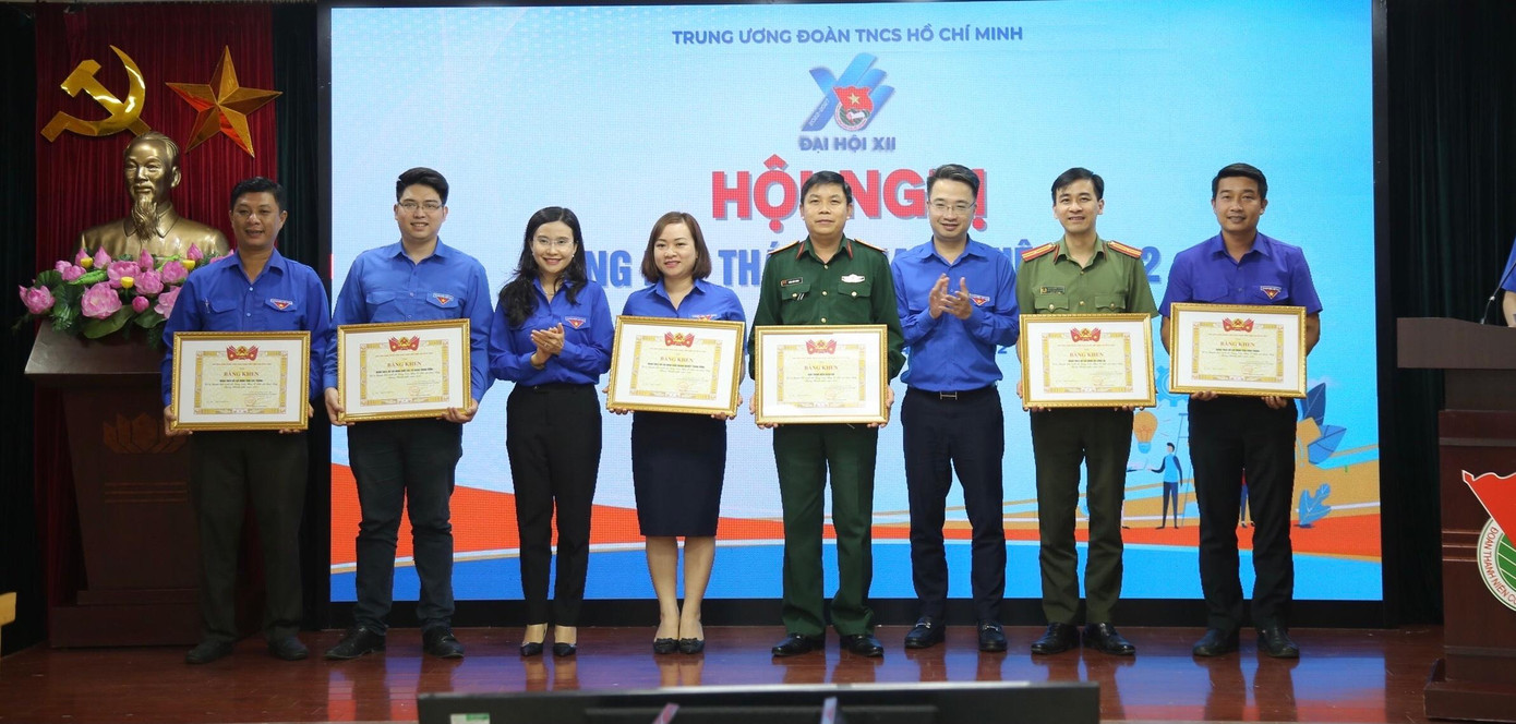 Tặng Bằng khen cho các đơn vị có thành tích xuất sắc trong triển khai, tổ chức các hoạt động TTN 2022. Ảnh: Lâm Đăng Hải Tặng Bằng khen cho các đơn vị có thành tích xuất sắc trong triển khai, tổ chức các hoạt động TTN 2022. Ảnh: Lâm Đăng Hải