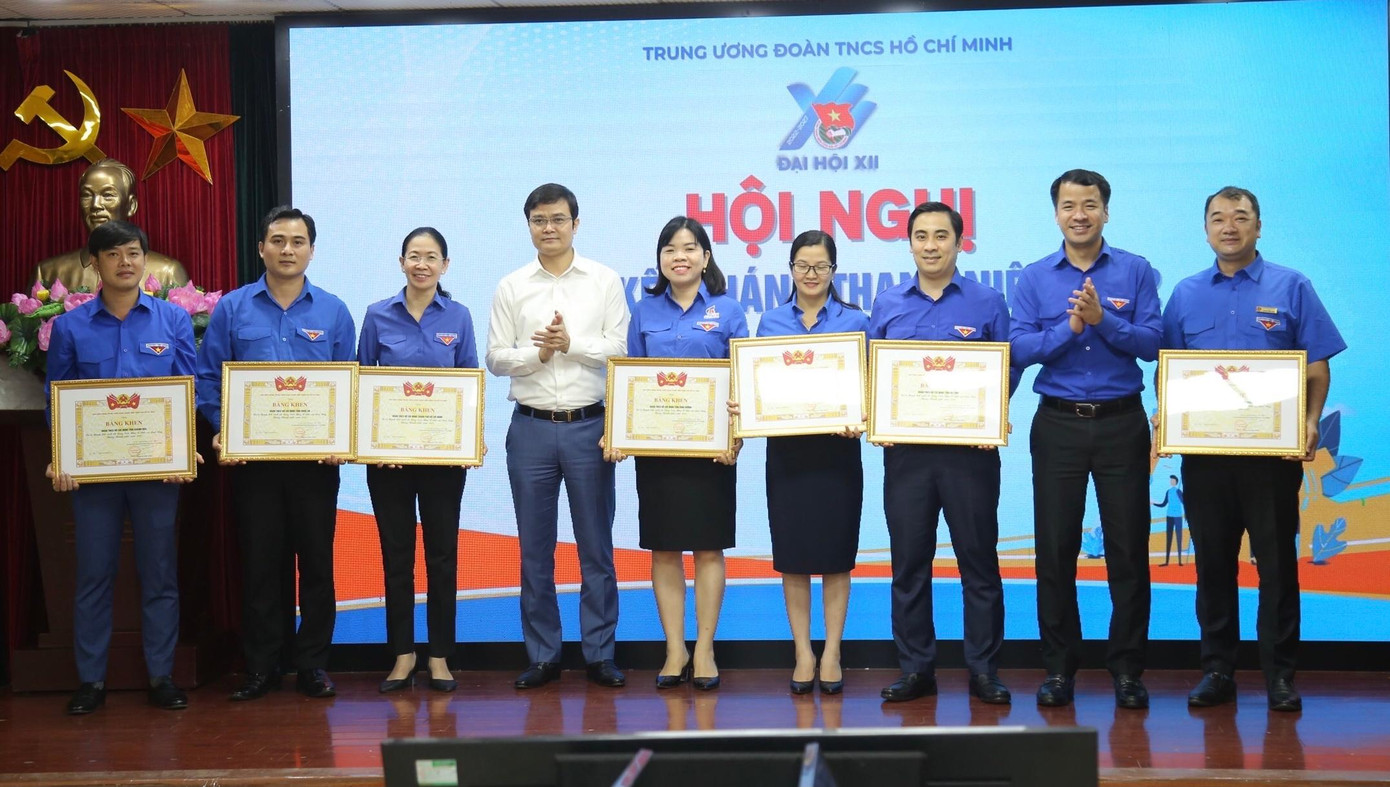 Tặng Bằng khen cho các đơn vị có thành tích xuất sắc trong triển khai, tổ chức các hoạt động TTN 2022. Ảnh: Lâm Đăng Hải Tặng Bằng khen cho các đơn vị có thành tích xuất sắc trong triển khai, tổ chức các hoạt động TTN 2022. Ảnh: Lâm Đăng Hải