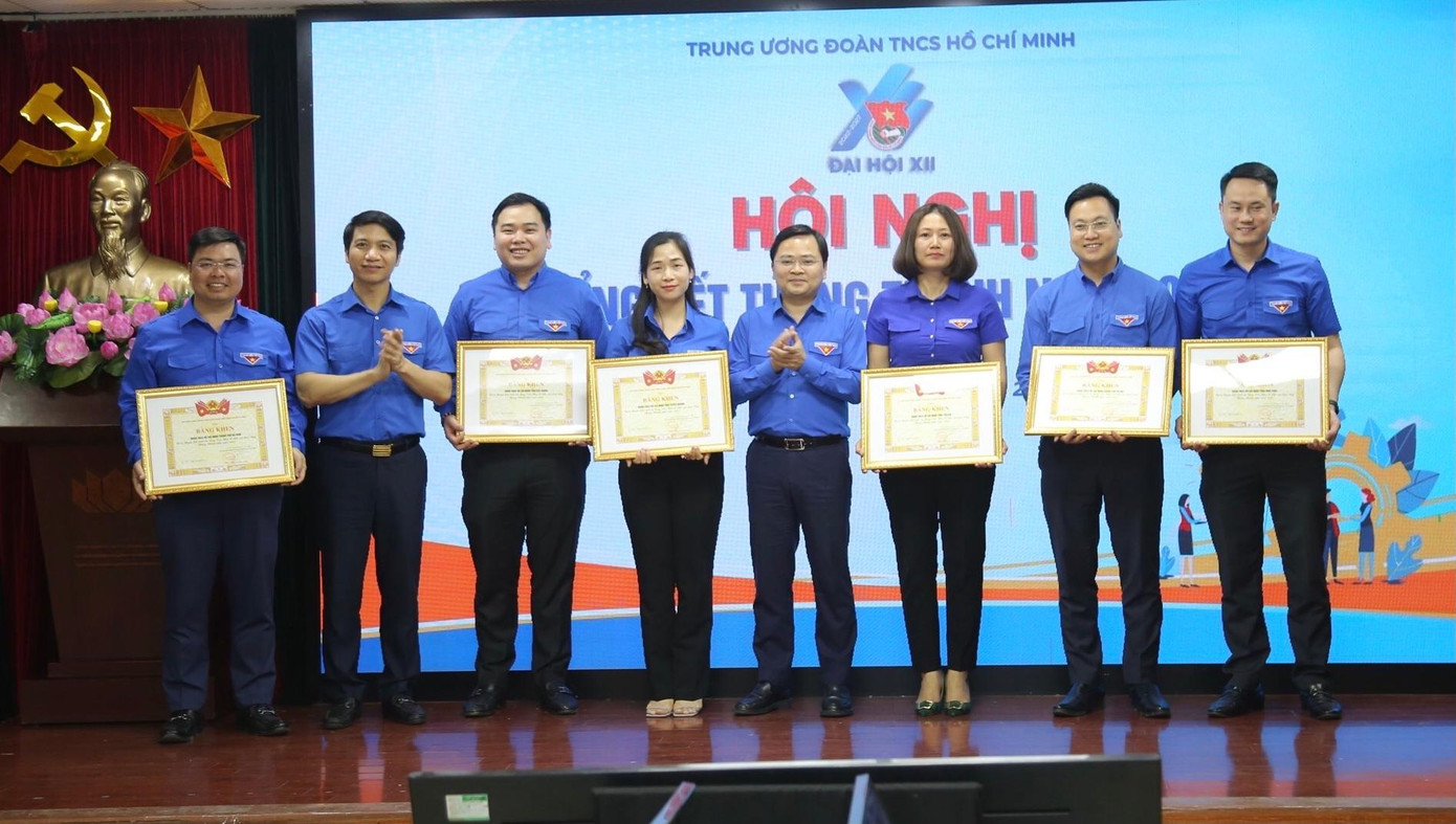 Anh Nguyễn Anh Tuấn, Ủy viên T.Ư Đảng, Bí thư thứ nhất T.Ư Đoàn và Bí thư T.Ư Đoàn Nguyễn Ngọc Lương tặng Bằng khen cho các đơn vị có thành tích xuất sắc trong triển khai, tổ chức các hoạt động TTN 2022. Ảnh: Lâm Đăng Hải Anh Nguyễn Anh Tuấn, Ủy viên T.Ư Đảng, Bí thư thứ nhất T.Ư Đoàn và Bí thư T.Ư Đoàn Nguyễn Ngọc Lương tặng Bằng khen cho các đơn vị có thành tích xuất sắc trong triển khai, tổ chức các hoạt động TTN 2022. Ảnh: Lâm Đăng Hải