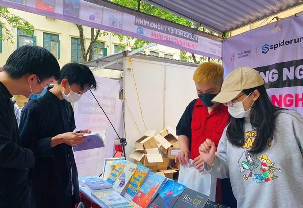 Các bạn trẻ tìm kiếm các cuốn sách yêu thích