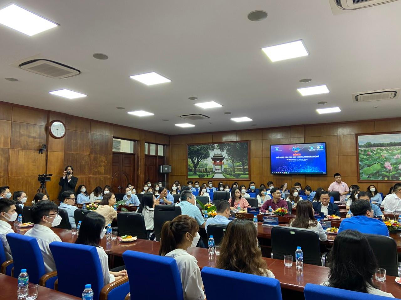 Diễn đàn thu hút đông đảo sinh viên tham gia