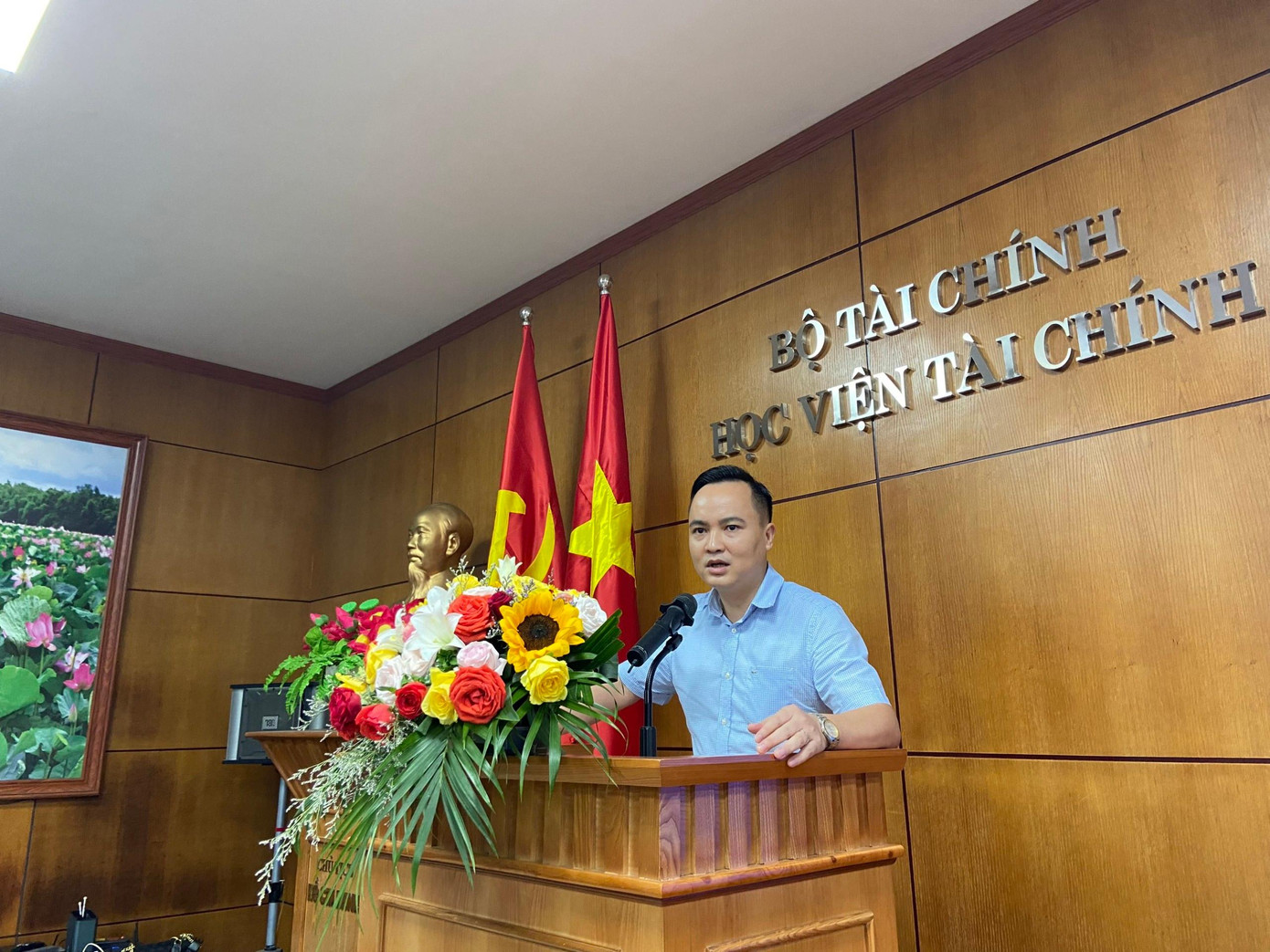 Các đại biểu trao đổi tại Diễn đàn “Chắp cánh sinh viên khởi nghiệp”