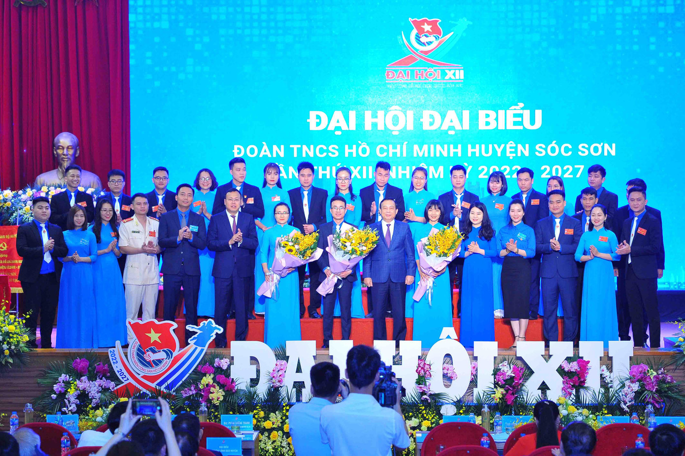 Các đại biểu tặng hoa chúc mừng BCH Huyện Đoàn Sóc Sơn nhiệm kỳ 2022 - 2027 Các đại biểu tặng hoa chúc mừng BCH Huyện Đoàn Sóc Sơn nhiệm kỳ 2022 - 2027