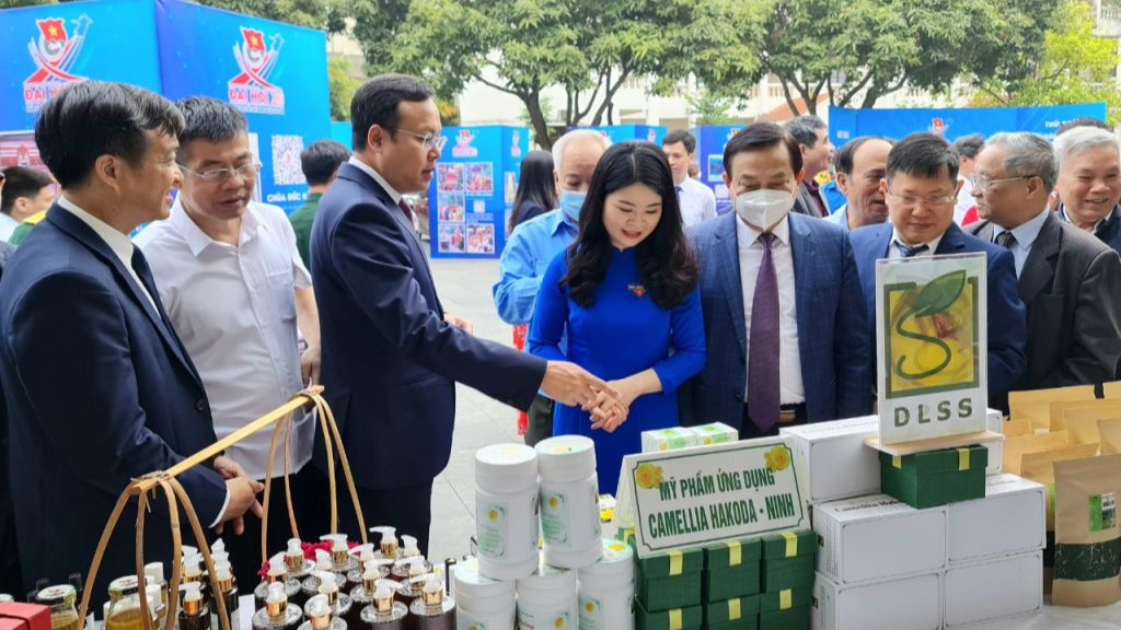 Các đại biểu tham quan gian hàng triển lãm sáng tạo của tuổi trẻ Sóc Sơn trong khuôn khổ Đại hội Các đại biểu tham quan gian hàng triển lãm sáng tạo của tuổi trẻ Sóc Sơn trong khuôn khổ Đại hội