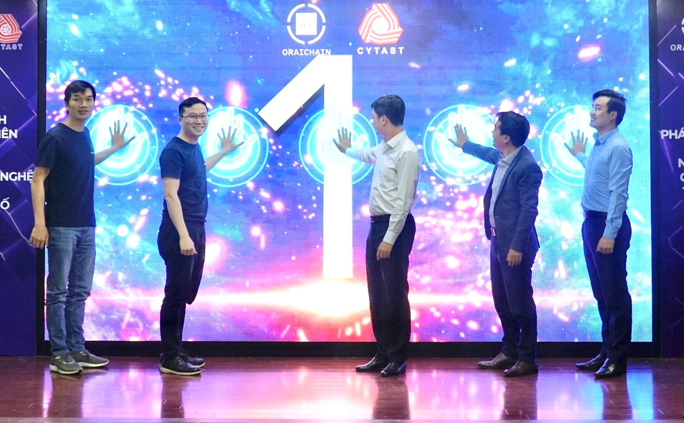 Các đại biểu nhấn nút khởi động Cuộc thi lập trình Oraichain Hackathon Các đại biểu nhấn nút khởi động Cuộc thi lập trình Oraichain Hackathon