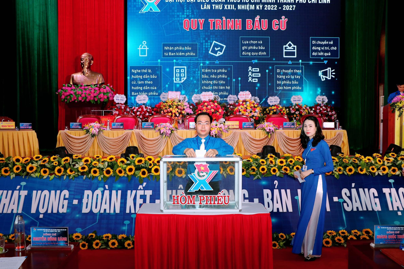 Các đại biểu bỏ phiếu tại Đại hội