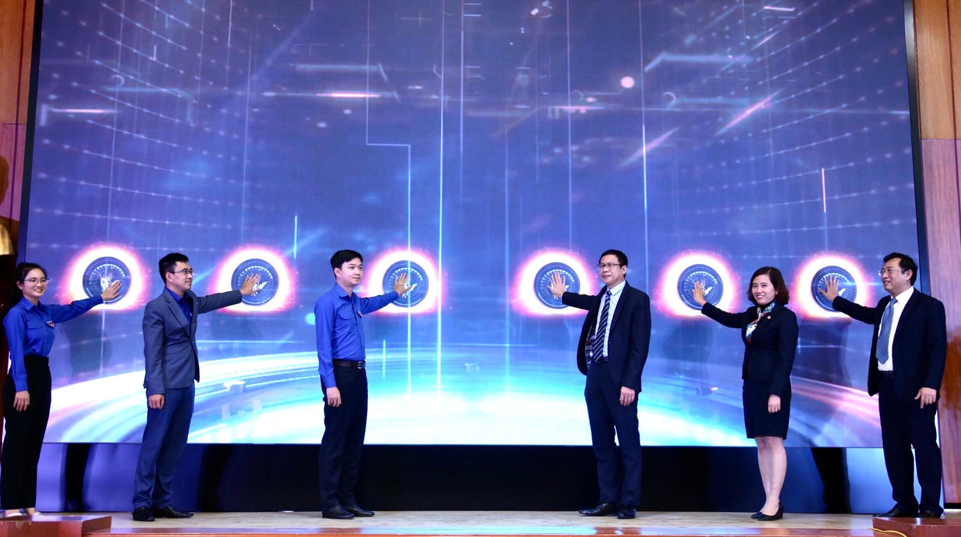 Các đại biểu nhấn nút khởi động cuộc thi Finnovation 2022. Các đại biểu nhấn nút khởi động cuộc thi Finnovation 2022.