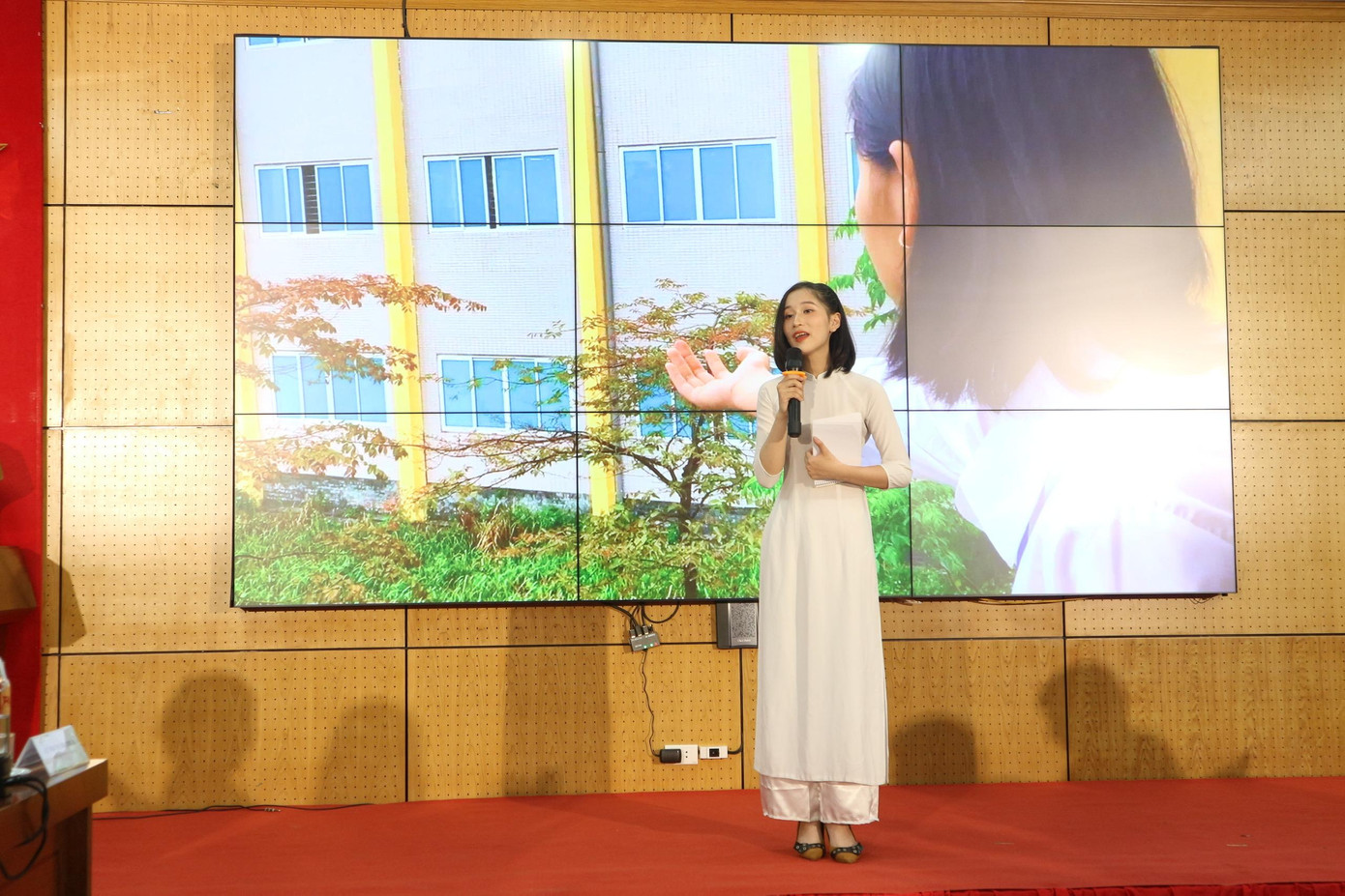 Các thí sinh thể hiện tài năng tại đêm chung kết Cuộc thi “Trang sách trẻ Thủ đô” lần thứ nhất