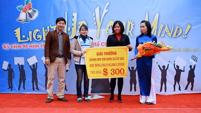 Đại diện Ban chấp hành Đoàn Trường và nhà tài trợ trao giải nhất cho Nguyễn Thị Quế Hường (sinh viên năm thứ 2, chuyên ngành Nhật Bản học).